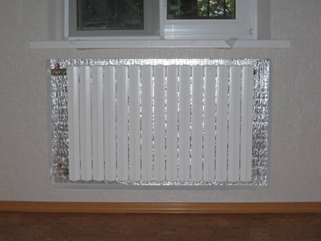 Теплоотражающий экран за радиатором отопления